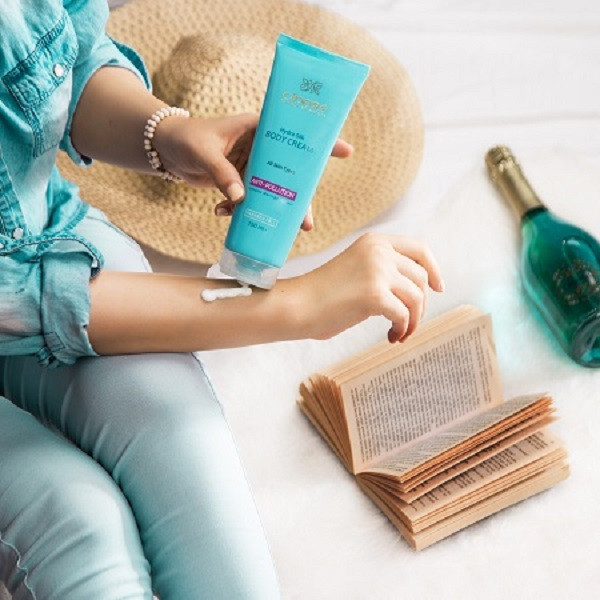 کرم بدن مرطوبکننده سینره مدل Hydra Silk حجم 250 میلیلیتر با محافظت در برابر آلودگی هوا، حاوی پپتیدهای مورینگا، روغن آووکادو، شی باتر و روغن گل مغربی، جذب سریع و فاقد پارابن