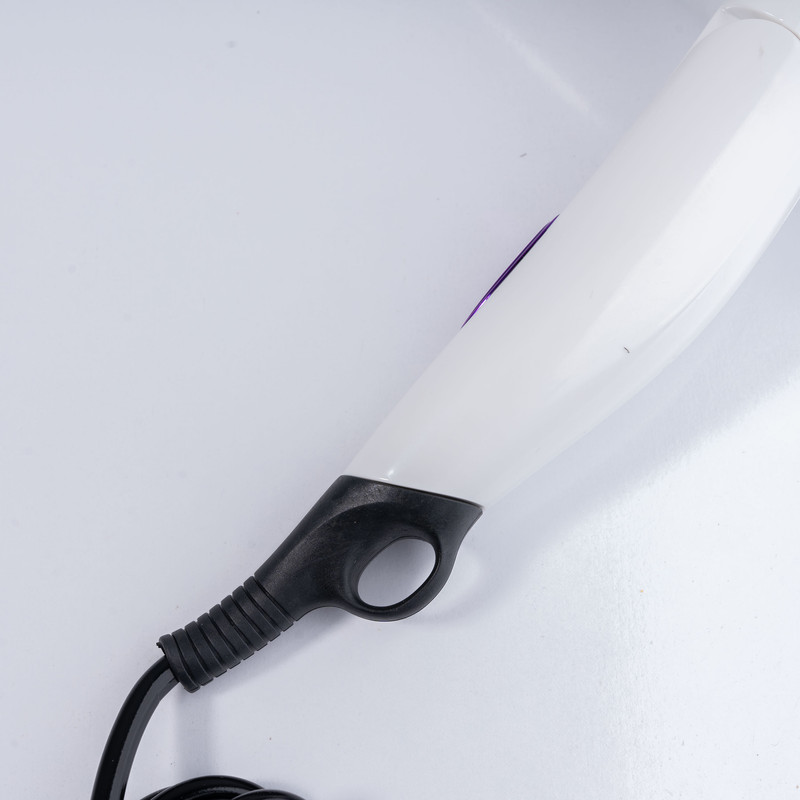 سشوار مسافرتی 1800 وات رومئو مدل RM-5959، موتور AC، وزن 350 گرم، المنت فلز، دارای سری متمرکزکننده پهن با ویژگی صافکنندگی، با قابلیت تنظیم دما