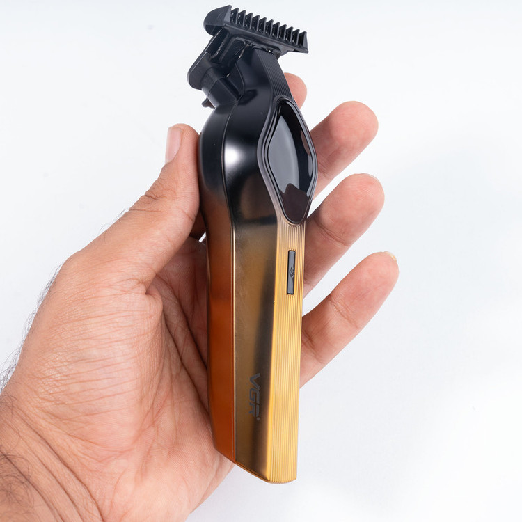 ماشین اصلاح موی سر و صورت وی جی ار مدل V-921 با تیغه استیل ضد زنگ، طراحی ارگونومیک، باتری لیتیومی 1200 میلیآمپر ساعت، نمایش وضعیت باتری، سرعت موتور 7000 دور در دقیقه و شانه متحرک
