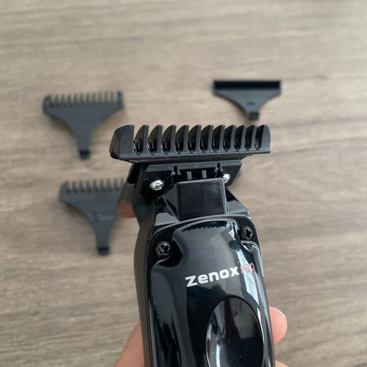 ماشین اصلاح موی صورت و بدن زیناکس مدل ZX-124 با تیغه کربن استیل، قابلیت اصلاح صفر و خط زن، نمایشگر شارژ، استفاده خشک و مرطوب، شارژ سریع با کابل USB، شانه اصلاح 1 تا 4 میلیمتر