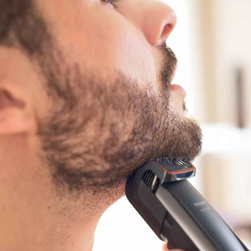 ماشین اصلاح موی صورت فیلیپس مدل BT5200/16 با تیغههای استیل ضدزنگ خود تیزشونده، طول اصلاح 0.4 تا 10 میلیمتر، قابلیت استفاده با باتری و برق، شارژ USB یک ساعته و ضدآب با طراحی ارگونومیک و شانه قابل تنظیم دستی