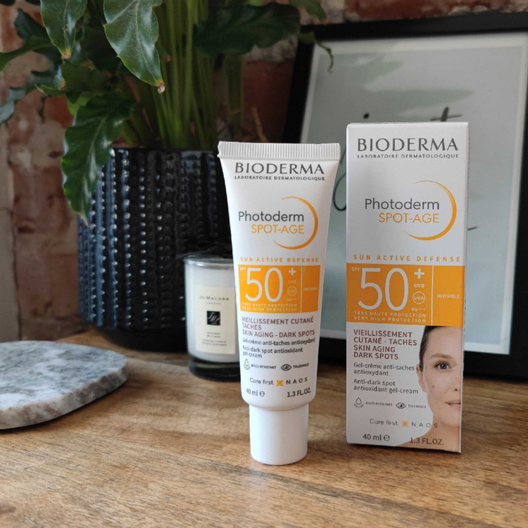 ژل ضد آفتاب بدون رنگ بایودرما +SPF50 مدل Photoderm Spot-Age محافظ UVA ،UVB و PA++++، ضد لک، ضد پیری، ضد آب، مناسب انواع پوست حجم 40 میلیلیتر