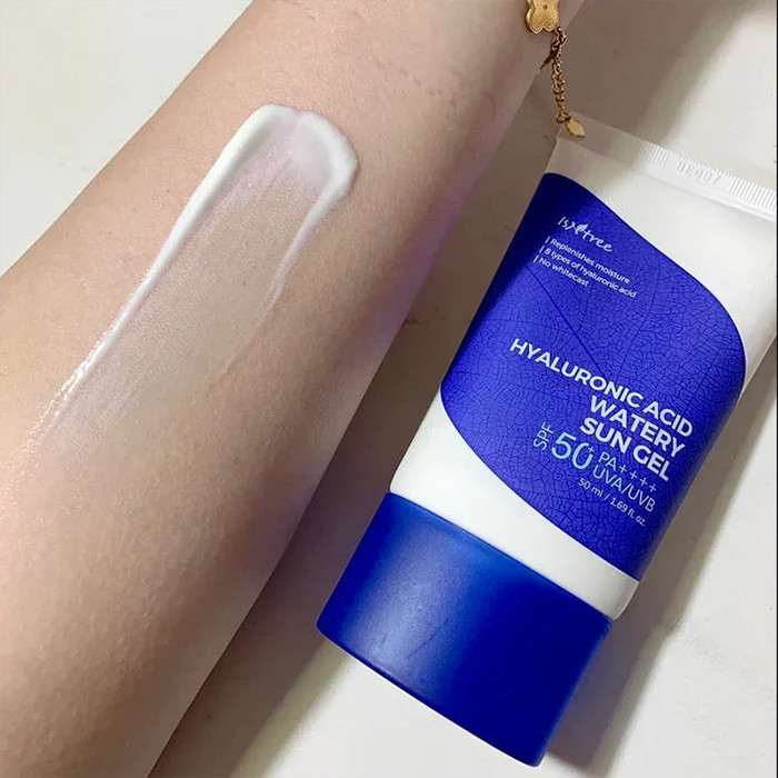 ژل ضد آفتاب بدون رنگ ایزنتری SPF 50 مدل هیالورونیک اسید مناسب پوستهای خشک و حساس حجم 50 میلیلیتر