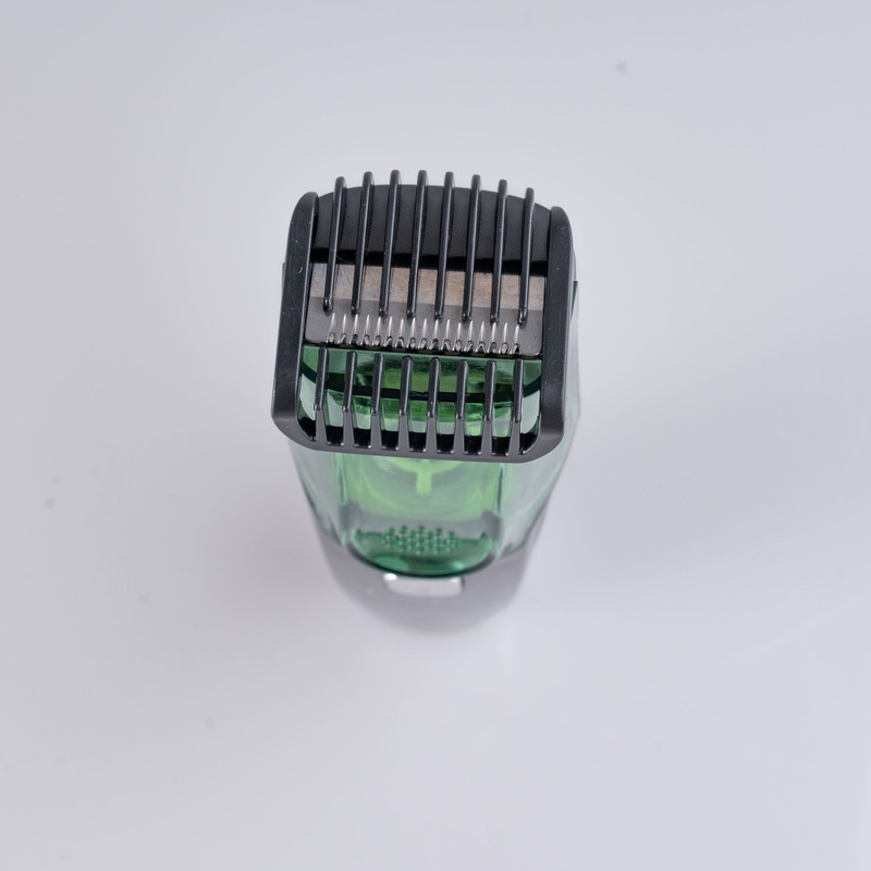 ماشین اصلاح موی صورت شارژی لاک لایچی مدل L-9892 با سیستم وکیوم جمعآوری مو، دو سرعت قابل تنظیم، تیغه استیل ضد زنگ، ضد آب با استاندارد IPX6، شانه قابل تنظیم 1 تا 20 میلیمتر، باتری 1400 میلیآمپر ساعت با شارژ USB و قفل سفری