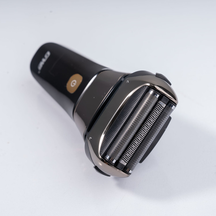 ماشین اصلاح موی صورت جی دبلیو مدل GW-9909، اصلاح به صورت صفر زن، نمایشگر وضعیت باتری، ضد آب، منبع انرژی با کابل USB، تکنولوژی اصلاح به صورت شیو فویلی، مدت زمان شارژ 120 دقیقه و مدت زمان استفاده پس از شارژ 80 دقیقه، بههمراه کابل شارژ USB، محافظ، برس