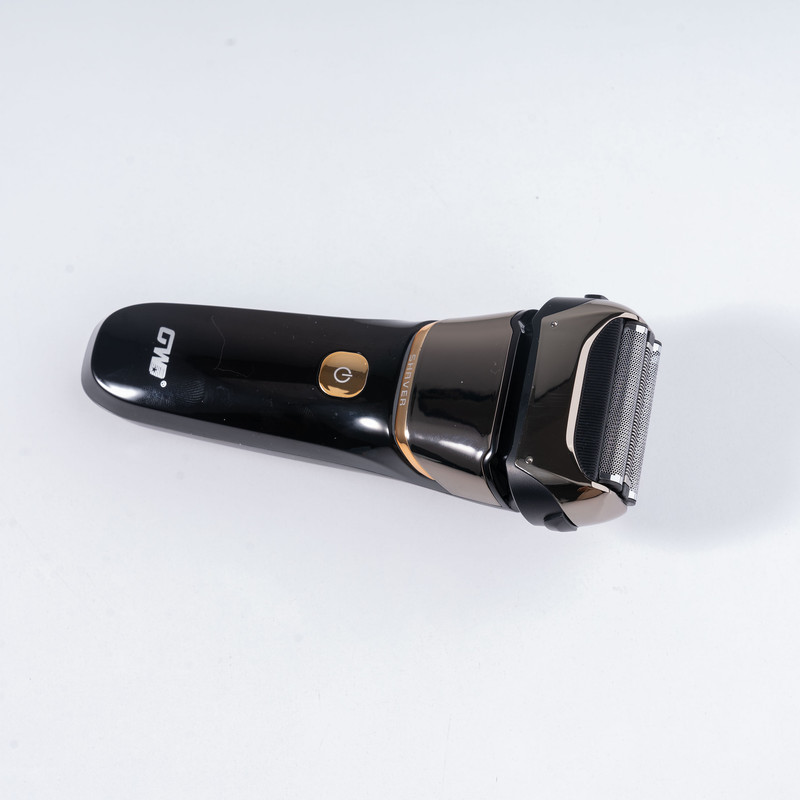 ماشین اصلاح موی صورت جی دبلیو مدل GW-9909، اصلاح به صورت صفر زن، نمایشگر وضعیت باتری، ضد آب، منبع انرژی با کابل USB، تکنولوژی اصلاح به صورت شیو فویلی، مدت زمان شارژ 120 دقیقه و مدت زمان استفاده پس از شارژ 80 دقیقه، بههمراه کابل شارژ USB، محافظ، برس