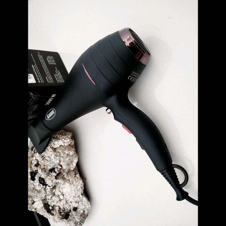 سشوار حرفهای مدل Quick Sound با توان 2600 وات، موتور AC با دوام بالا، تنظیم دما و سرعت در سه حالت، دو سری متمرکزکننده هوا، کابل 2 متری عاری از اکسیژن و المنت تیتانیوم زیگزاگی