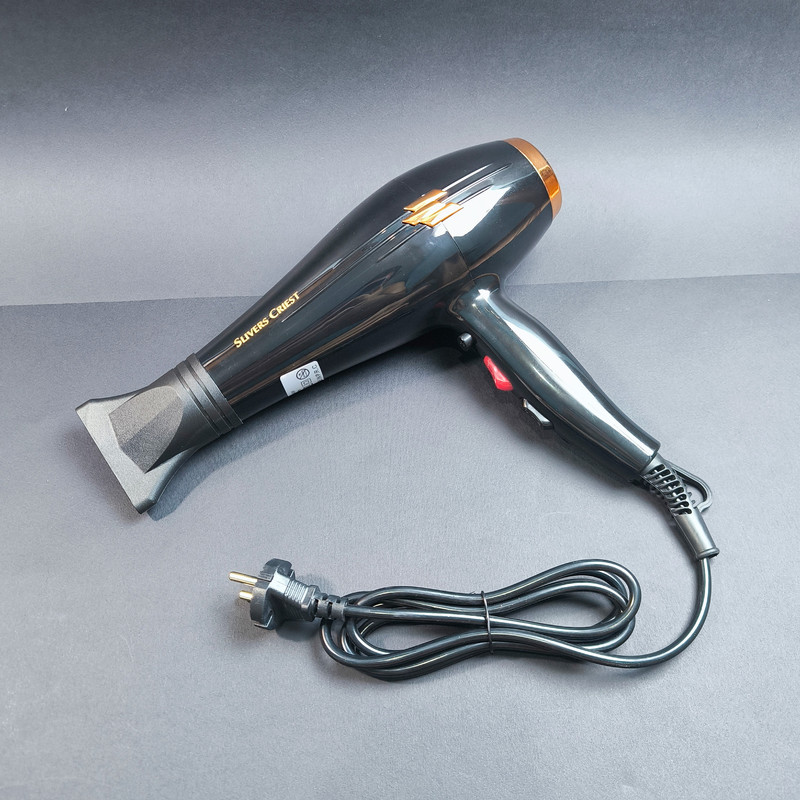 سشوار حرفهای سیلور کرست مدل SC-D014 با موتور AC 3000 وات، فناوری تولید یون، تنظیم دما در 3 حالت و سرعت در 2 حالت، دارای نازل متمرکزکننده و 2 شانه، کابل 1.5 متری و چرخان 360 درجه
