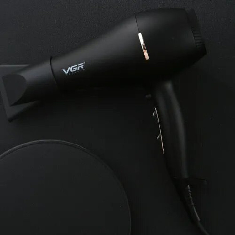 سشوار حرفهای 2400 وات وی جی ار مدل V-450، موتور AC، وزن 950 گرم، دارای سری متمرکزکننده باریک، سری شانهدار با ویژگی صافکنندگی، حجمدهندگی، با قابلیت باد سرد