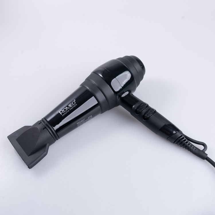 سشوار حرفهای 2400 وات رومئو مدل RM-5252، موتور AC، وزن 682 گرم، دارای سری متمرکزکننده باریک با ویژگی صافکنندگی، با قابلیت فناوری تولید یون