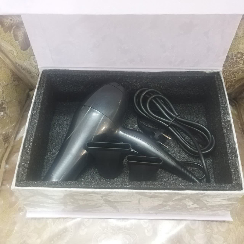 سشوار حرفهای بابیلیس پرو مدل 35021 با موتور پرقدرت 2400 وات AC، قابلیت کراتینه کردن مو، تولید یون منفی، تنظیم دما در سه حالت، تنظیم سرعت در دو حالت، همراه با متمرکزکننده باریک و پهن