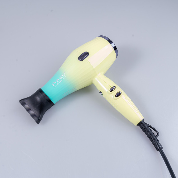 سشوار حرفهای 2200 وات رومئو مدل RM-5151، موتور AC، وزن 682 گرم، دارای سری متمرکزکننده باریک با ویژگی صافکنندگی، با قابلیت باد سرد، فناوری تولید یون