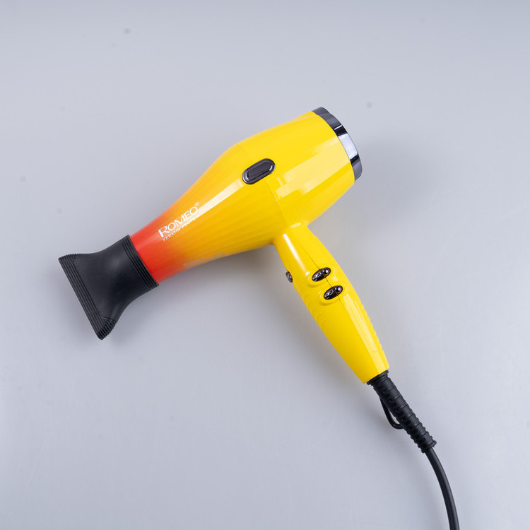 سشوار حرفهای 2200 وات رومئو مدل RM-5151، موتور AC، وزن 682 گرم، دارای سری متمرکزکننده باریک با ویژگی صافکنندگی، با قابلیت باد سرد، فناوری تولید یون