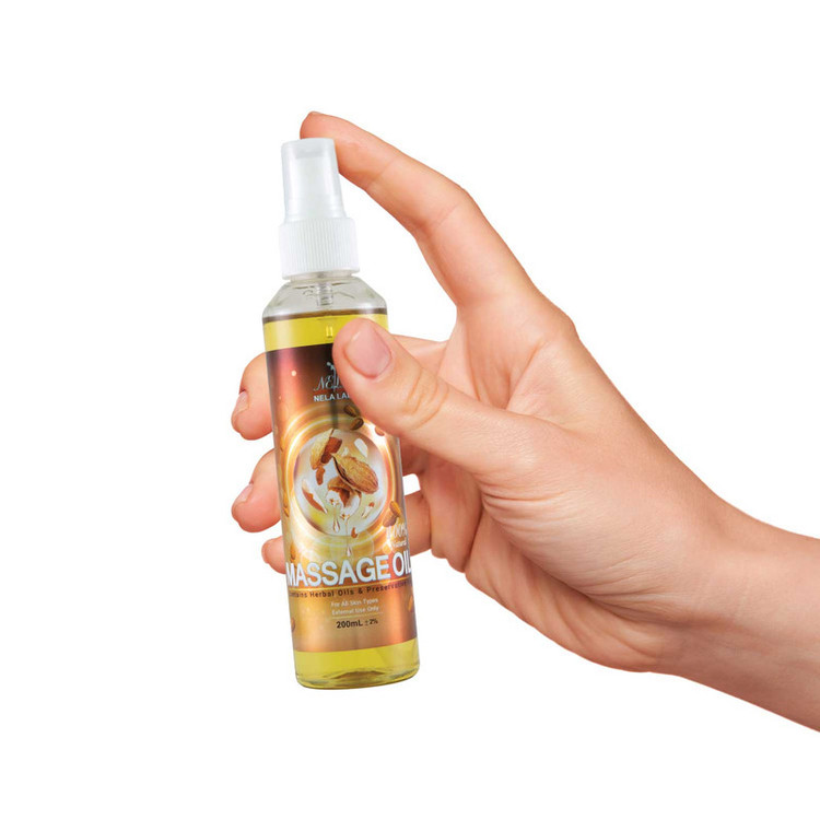 اسپری روغن ماساژ لابراتوار نلا مدل 02 حجم 200 میلیلیتر حاوی عصارههای %100 گیاهی شامل روغن زیتون، رزماری، آرگان و اسانس با خاصیت آرامشبخش، بدون پارابن و مناسب استفاده موضعی روی پوست