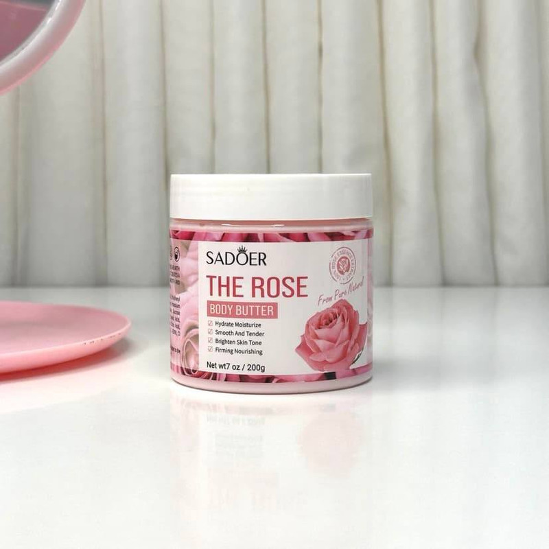 کره بدن سادور مدل The Rose حجم 250 میلیلیتر مرطوبکننده و ضد خشکی با ویتامین E، روغن بادام، آرگان و عصاره گل رز، ضد ترک، جوانساز، فاقد پارابن و مواد حساسیتزا، مناسب انواع پوست و استفاده پس از دوش