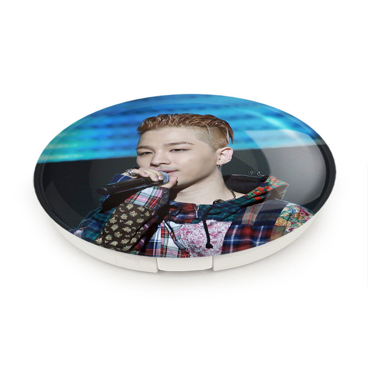 آینه جیبی خندالو طرح ته یانگ گروه بیگ بنگ BIGBANG مدل تاشو کد 12572